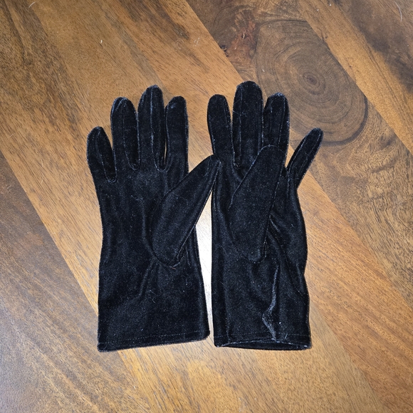 Elegant Black Velvet Gloves - Picture 2 of 2